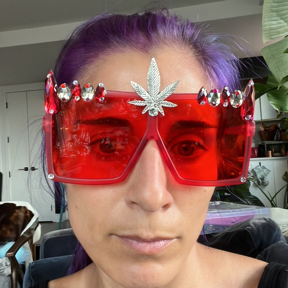 Red square sunglasses with silver weed leaf and red gemstones - Picture 2 of 4
